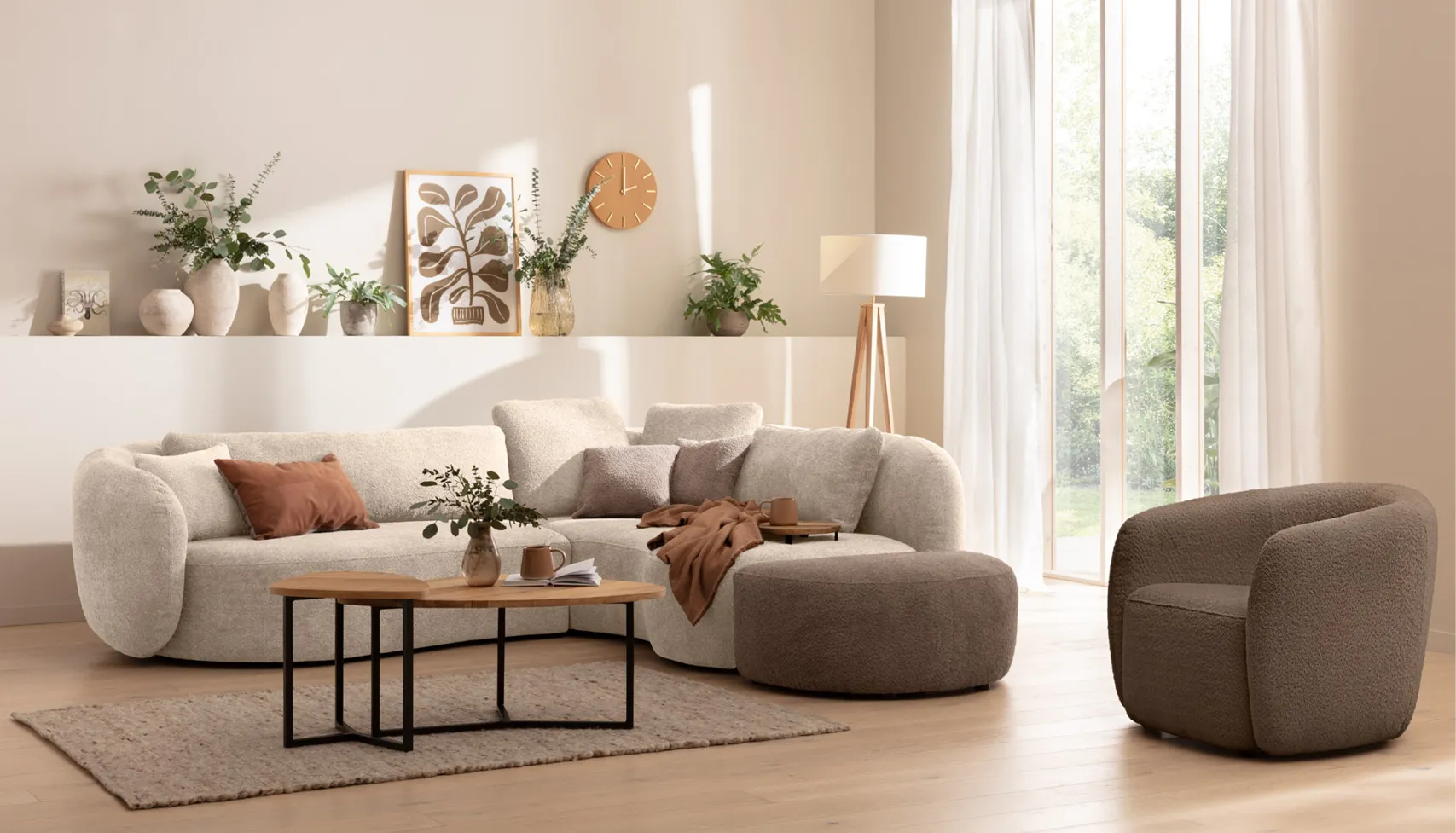 Kuschelig weiche aussehendes Ecksofa mit vielen Kissen und Couchtisch